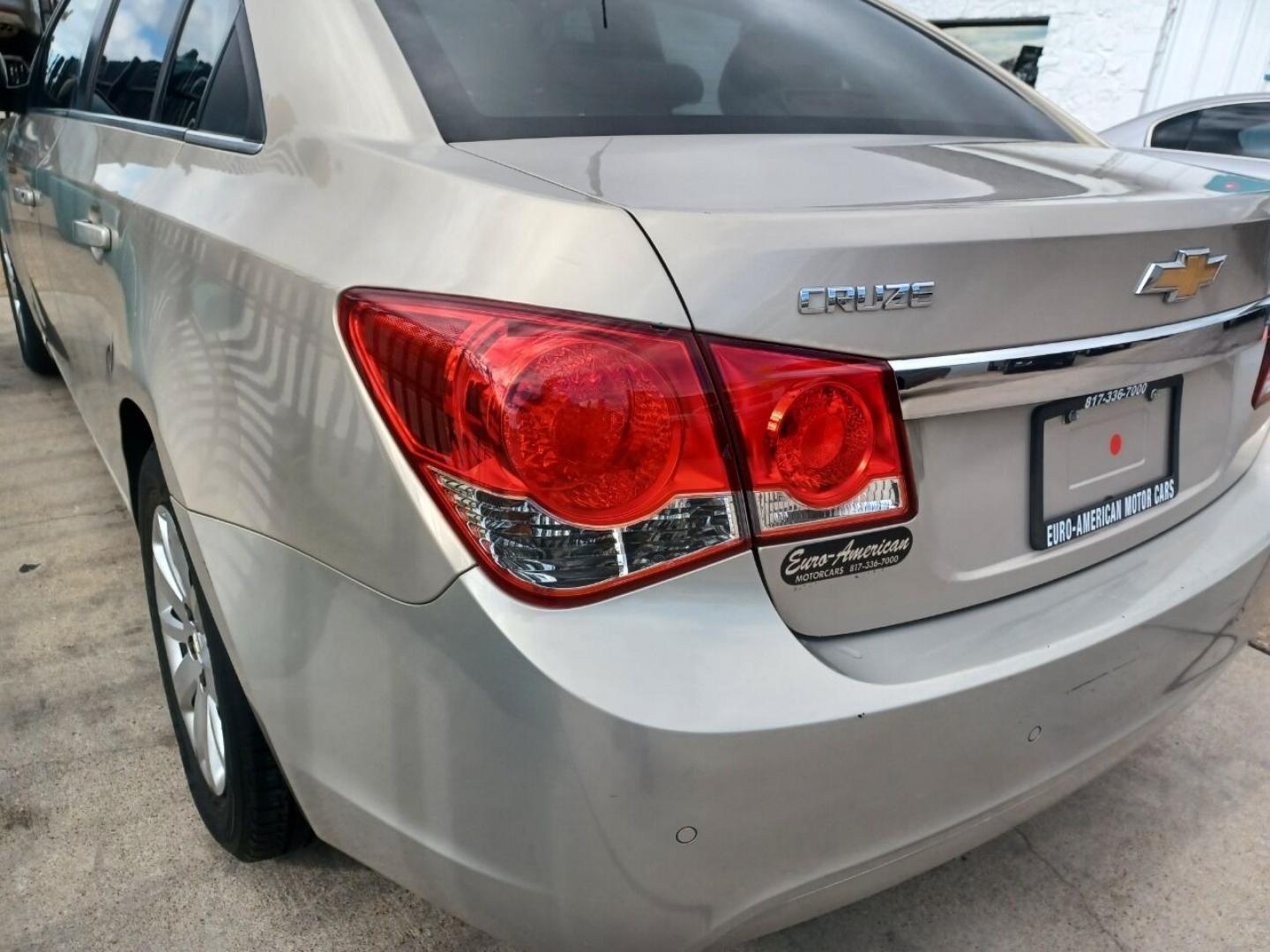 2011 GOLD /BLACK Chevrolet Cruze 1LT (1G1PF5S96B7) with an 1.4L L4 DOHC 16V TURBO engine, 6-Speed Manual transmission, located at 2001 E. Lancaster, Ft. Worth, 76103, (817) 336-7000, 32.746181, -97.301018 - Photo#7